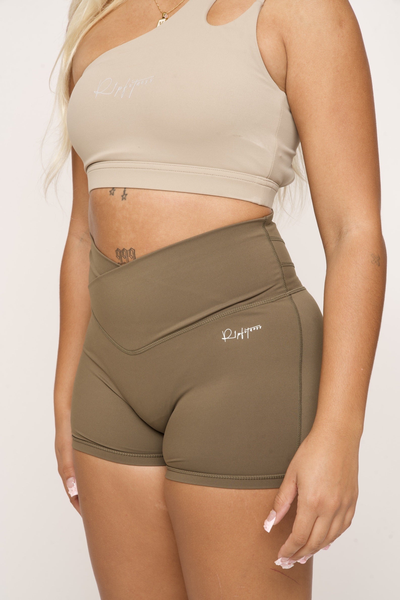 Seamless V-shaped Yoga Shorts